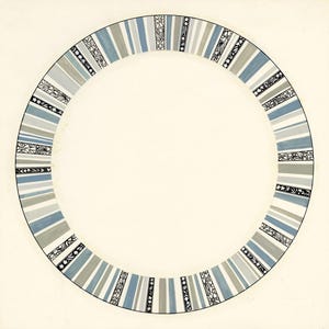 Könnte beinhalten: Kreisförmiges Design mit abwechselnden blauen, grauen und weißen Bändern. Dekorative schwarze Bänder mit floralen und Sternmustern sind in das Design eingestreut. Das Kunstwerk ist vor einem cremefarbenen Hintergrund angeordnet.