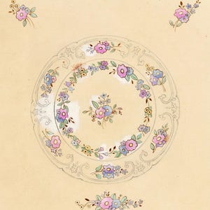 Può includere: Schizzo di design floreale vintage con un piatto centrale con un bordo delicato e un anello di fiori rosa, blu e viola. Ulteriori gruppi floreali sono sparsi su uno sfondo color crema.