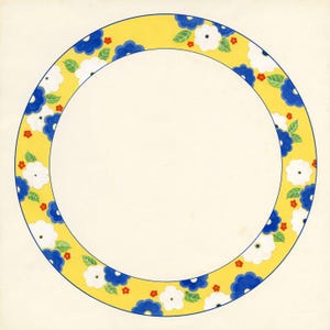 Può includere: Un design circolare con un bordo giallo ornato da fiori blu e bianchi, accenti rossi e foglie verdi. Il design è ambientato su uno sfondo color crema, creando un motivo vibrante e decorativo.