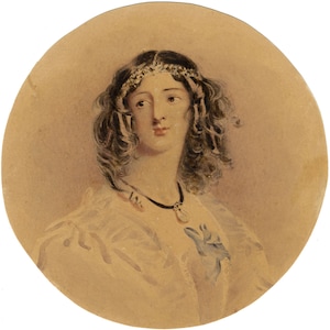 Op de afbeelding: Een aquarel van een vrouw met donker haar, die een witte jurk draagt met een blauwe bloem op de schouder. Ze draagt een ketting met een hanger.