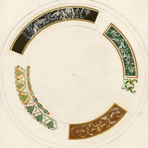 Peut inclure: Un dessin pour une assiette circulaire avec quatre sections de bordures décoratives. Les bordures sont faites de peinture dorée, verte et noire avec des motifs floraux blancs.