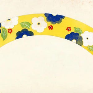 Op de afbeelding: Waterverfillustratie van een gele gebogen band versierd met witte, blauwe en rode bloempatronen. De bloemen worden afgewisseld met groene bladeren. De achtergrond is zacht off-white van kleur.