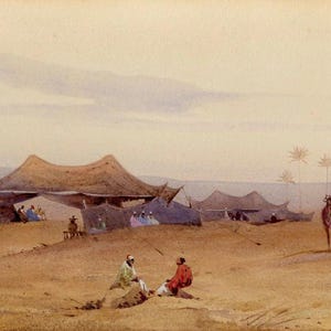 Op de afbeelding: Aquarel schilderij van een woestijnscène met tenten en figuren. Het kunstwerk toont een warm, dor landschap met een kameel en palmbomen. Mensen in kleurrijke gewaden verzamelen zich bij de tenten, wat een gevoel van reizen en cultuur oproept.