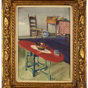 Op de afbeelding: Een aquarel schilderij van een stilleven met een rode tafel, een groene stoel, een kom en een boek. De tafel heeft een rood blad en groene poten. De stoel is een eenvoudige houten stoel met een gevlochten zitting. De kom is bruin en heeft een witte rand. Het boek is zwart en heeft een witte rug. Het schilderij is ingelijst in een gouden lijst.