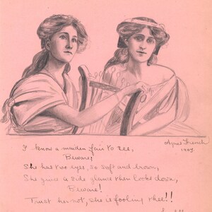 Op de afbeelding: Een zwart-witte potloodtekening van twee vrouwen, een speelt een lier. De tekening is op een roze achtergrond met een handgeschreven gedicht eronder. Het gedicht luidt: "Ik ken een meisje dat mooi is om te zien, Wees voorzichtig; Ze heeft twee ogen, zo zacht en bruin, Ze werpt een zijdelingse blik en kijkt dan naar beneden, Wees voorzichtig! Vertrouw haar niet, ze bedriegt je!!" Het gedicht is ondertekend met "Agnes French 1909." en "Longfellow."