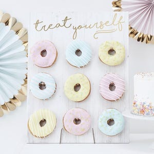 Stojak ścienny na pączki, Ściana z pączkami, Centralny element stołu urodzinowego, Stojak na słodkości weselne, Wieczór panieński, Baby Shower, Dekoracja wieczoru panieńskiego