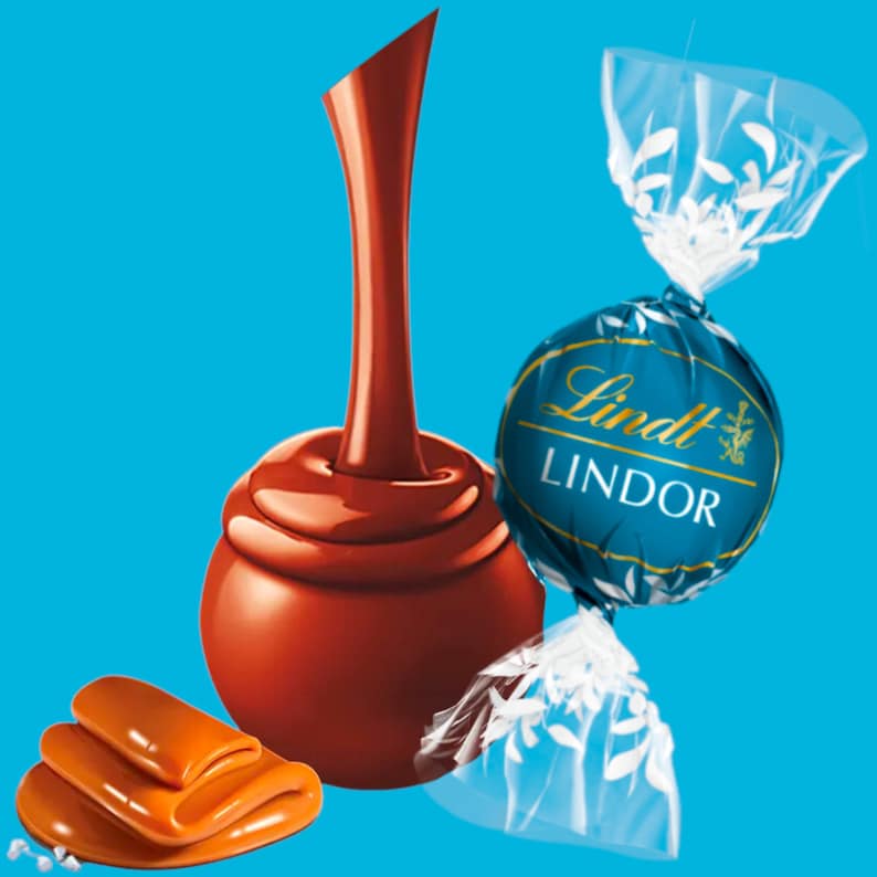 Puede incluir: Una trufa de chocolate Lindt Lindor azul y dorada envuelta en pl&aacute;stico transparente con un dise&ntilde;o blanco. Un remolino de chocolate marr&oacute;n est&aacute; en el fondo.