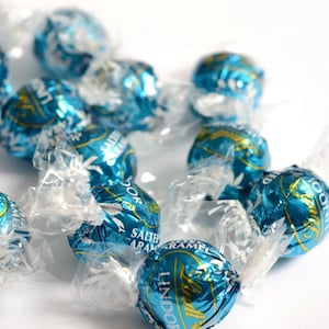 Trufas de chocolate con leche y caramelo salado Lindt, regalos de chocolate Lindt, cesta de chocolate Lindt, regalos para bodas, cumpleaños, Navidad y despedidas de soltera. imagen 2