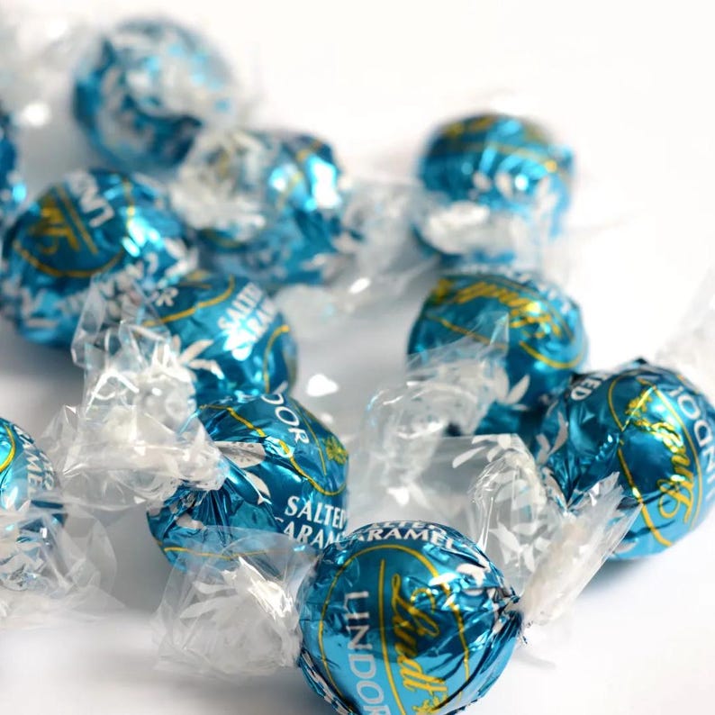 Trufas de chocolate con leche y caramelo salado Lindt, regalos de chocolate Lindt, cesta de chocolate Lindt, regalos para bodas, cumpleaños, Navidad y despedidas de soltera. imagen 2