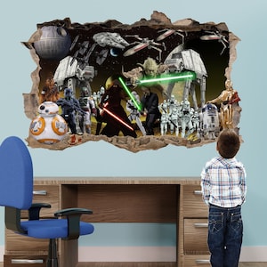 Könnte beinhalten: Ein 3D-Wandaufkleber mit Figuren aus Star Wars, darunter Darth Vader, Yoda, Chewbacca, R2-D2 und Stormtrooper. Der Aufkleber ist so konzipiert, dass er wie ein Loch in der Wand aussieht, wobei die Figuren aus der Wand zu kommen scheinen.