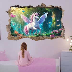 Könnte beinhalten: Ein weißes Einhorn mit rosa und blauen Flügeln steht in einer magischen Waldkulisse. Das Einhorn hat eine rosa Mähne und einen rosa Schwanz und ist von Schmetterlingen und Blumen umgeben. Die Szene ist als 3D-Wandaufkleber dargestellt.