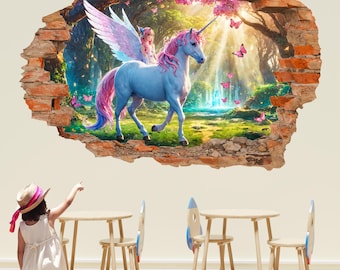 以下が含まれることがあります： 翼と妖精が背中に乗ったユニコーンを描いた3Dウォールステッカー。ユニコーンは薄い青色で、ピンクのたてがみと尻尾をしています。妖精はピンクのドレスを着て、長い金色の髪をしています。背景は蝶と花のある森の風景です。