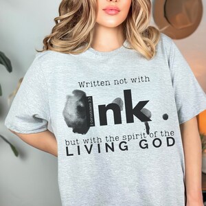 2 Corintios 3:3 Camiseta con letra viva, camisa con versículo bíblico en tinta, camiseta cristiana vintage, camisa del Espíritu de Dios, camiseta cristiana con gráficos geniales