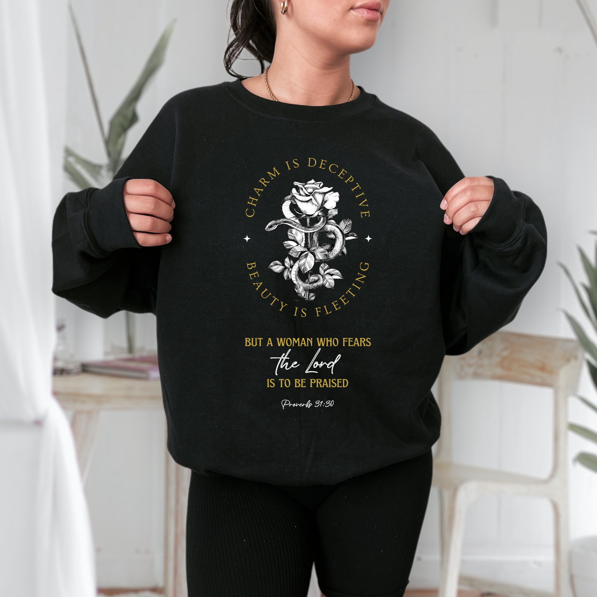 Suéter Proverbios 31:30, sudadera de cuello redondo con versículo bíblico  de mujer piadosa, regalo cristiano para ella, manga larga con estampado de  serpiente, encanto y belleza - Etsy México, image size:2000x2000