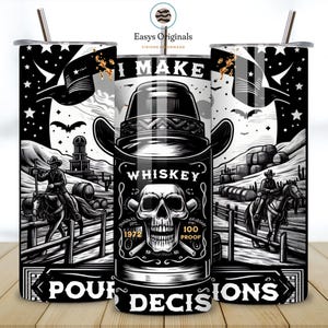 Peut inclure: Un gobelet noir et blanc sur le thème du cowboy et du whisky. Le design comprend une tête de mort, des chapeaux de cowboy et le texte "I MAKE WHISKEY POUR DECISIONS". Le gobelet a une paille et un couvercle.