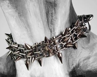 Handgefertigter Edelstahl Choker mit Spikes von STOERENFRIED: Goth Halsband aus Upcycling-Leder
