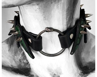 Ręcznie robiony skórzany choker z ćwiekami GROTTENSCHRAT: Ouroboros Green Crocoprint Fang Ornament Goth Collar