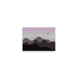 Póster "Serenidad en la montaña" con pájaros en vuelo - Impresión mate con calidad de museo - Por 秀 X
