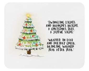 以下が含まれることがあります： キラキラ光るライトと、オーナメントやキャンディーケーンで飾られた枝を持つクリスマスツリー。テキストには「キラキラ光るライトと明るい枝、クリスマスツリー、楽しい光景。」「愛とホリデーの喜びに包まれ、年々暖かさを届けてくれます。」と書いてあります。