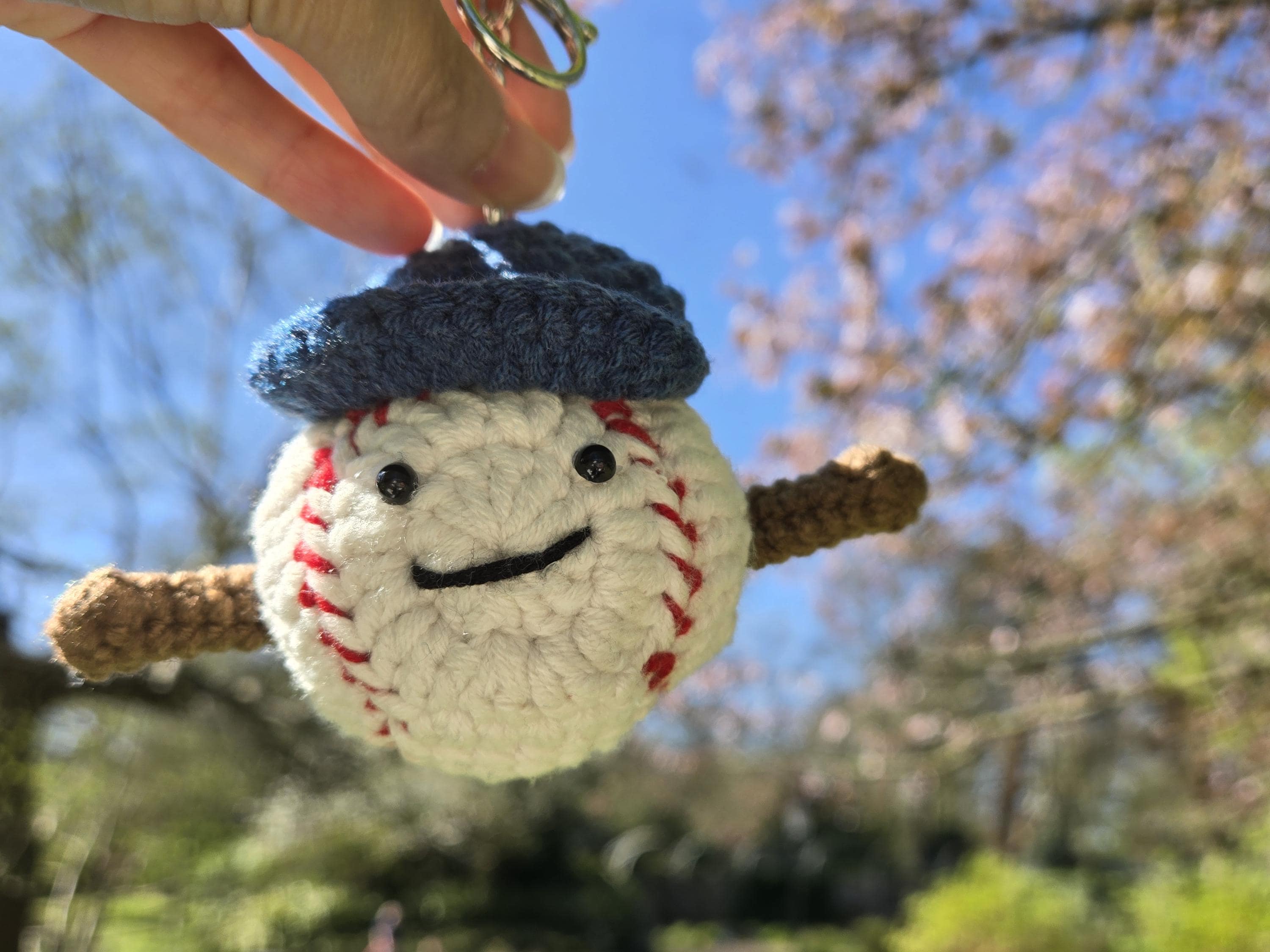 ハンドメイド野球ぬいぐるみキーホルダー（青いキャップ付き） - 編み