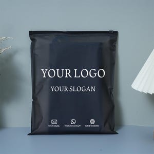 Borse con cerniera nere satinate e logo stampato, borse con cerniera personalizzate per l'imballaggio di vestiti, borse per magliette/felpe/parrucche, borse per imballaggio personalizzate