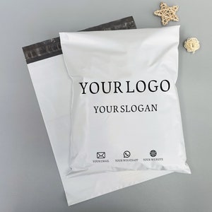 Poly mailer personalizzato. Borse di spedizione personalizzate con logo per il business online, buste postali per l'imballaggio di abbigliamento, buste di plastica con logo