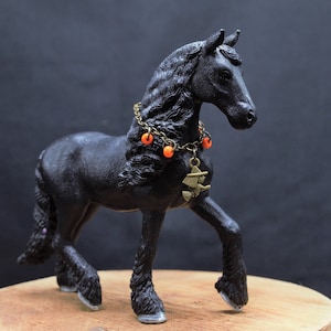 Schleich scale Happy Witch model horse rhythm beads