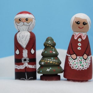 Santa Claus and Mrs. Claus peg dolls