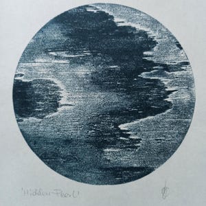 Ukryta Perła - Drzeworyt Oryginalna Sztuka Ręcznie Robiony Moku Hanga Druk Blokowy Indigo Blue Moon Clouds Mini Wydruk