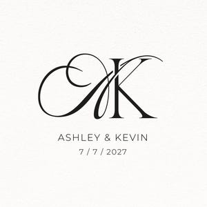 Könnte beinhalten: Ein schwarzes Grafikdesign mit einem großen, stilisierten, kalligrafischen Monogramm der Buchstaben A und K. Unter dem Monogramm steht der Text ASHLEY & KEVIN in einer einfachen serifenlosen Schrift, gefolgt vom Datum 7 / 7 / 2027.