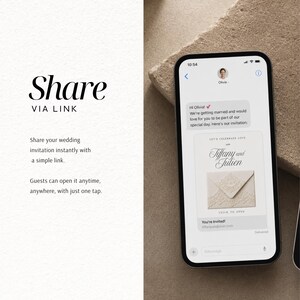Peut inclure: Un smartphone affichant une conversation par SMS avec une invitation de mariage num&eacute;rique. Le message indique : Hi Olivia! We're getting married and would love for you to be part of our special day. Here's our invitation: LET'S CELEBRATE LOVE with Tiffany and Julien.