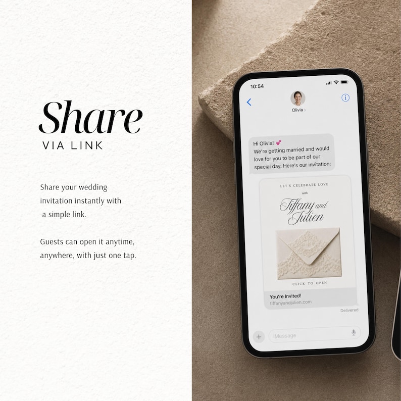 Peut inclure: Un smartphone affichant une conversation par SMS avec une invitation de mariage num&eacute;rique. Le message indique : Hi Olivia! We're getting married and would love for you to be part of our special day. Here's our invitation: LET'S CELEBRATE LOVE with Tiffany and Julien.
