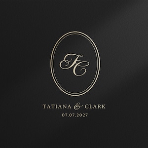 Può includere: Elegante sfondo nero con un ovale dorato contenente le iniziali "TC" in corsivo. Sotto, i nomi "Tatiana & Clark" e la data "07.07.2027" sono visualizzati in oro, suggerendo un invito di nozze o evento speciale.