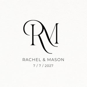 Puede incluir: Elegante monograma negro con las letras "RM" entrelazadas, sobre un fondo blanco texturizado. Debajo, los nombres "Rachel & Mason" y la fecha "7/7/2027" se muestran en una fuente limpia y moderna. Ideal para invitaciones de boda.