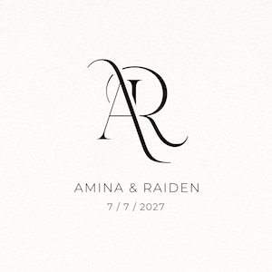 Pode incluir: Um design gráfico preto apresentando as letras A e R entrelaçadas em uma fonte com serifa. Abaixo do monograma, o texto diz AMINA & RAIDEN em uma tipografia sem serifa, seguido pela data 7 / 7 / 2027 centralizada em um fundo branco.