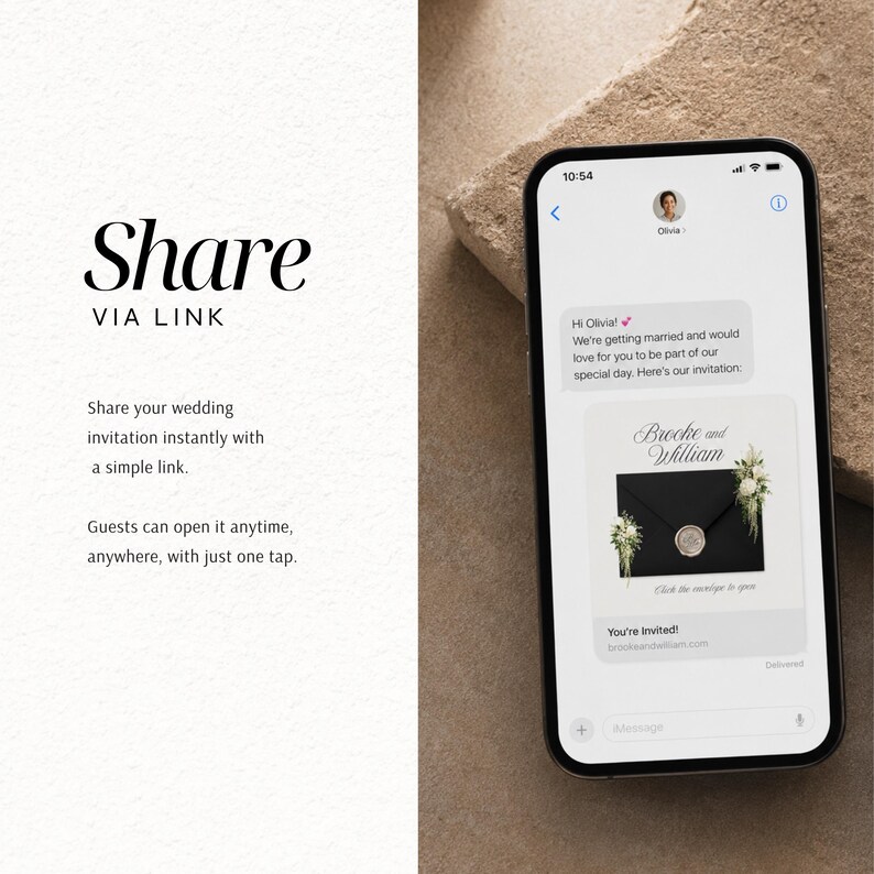 Puede incluir: Un tel&eacute;fono inteligente que muestra una conversaci&oacute;n de mensajes de texto con un enlace de invitaci&oacute;n. El mensaje incluye el texto Hi Olivia, We're getting married and would love for you to be part of our special day. La invitaci&oacute;n muestra un sobre negro.