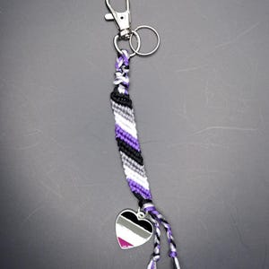 Mini porte-clés avec breloque fierté asexuée