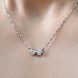 Collar con inicial personalizado, collar con nombre de familia, collar con letras delicadas, collar con nombres de niños, colgante de corazón, regalo de Navidad, regalo para mamá