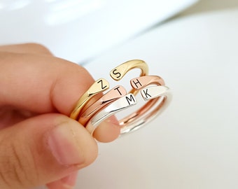 Personlig initialring, initialbokstavsring, liten guldsignetring, justerbar ring, anpassad namnring, stapelring