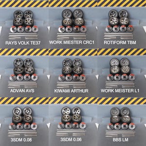 Puede incluir: Nueve juegos de ruedas de coche en miniatura están dispuestos en una cuadrícula. Cada juego incluye cuatro ruedas con neumáticos, componentes de freno y varillas metálicas. Los juegos están etiquetados con nombres de marcas como RAYS VOLK TE37 y WORK MIESTER CRC1.