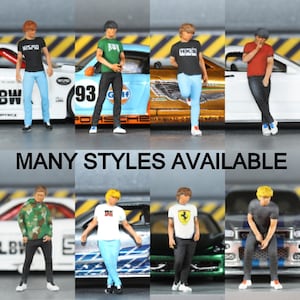 Puede incluir: Figuras en miniatura de personas con varios atuendos, de pie cerca de coches de juguete. Las figuras visten camisetas con logotipos y pantalones informales. La imagen incluye el texto "MANY STYLES AVAILABLE".