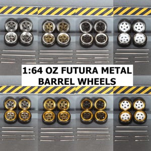 Puede incluir: Una colección de ruedas de barril de metal Futura a escala 1:64 en varios estilos. Las ruedas son plateadas, doradas y negras con diferentes diseños de radios. La imagen también incluye ejes plateados.