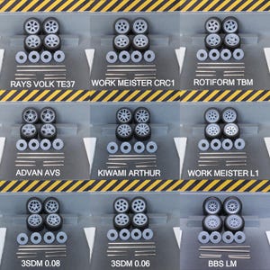 Op de afbeelding: Een verzameling miniatuurmodelauto-wielen en -banden, waaronder RAYS VOLK TE37, WORK MEISTER CRC1 en ROTIFORM TBM. Elke set bevat wielen, banden en metalen staven, gerangschikt op een grijze ondergrond.