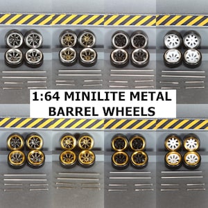 Può includere: Una collezione di ruote Minilite in metallo barrel in scala 1:64, con finiture nere, dorate e argentate e diversi design a raggi. L'immagine include il testo "1:64 MINILITE METAL BARREL WHEELS".