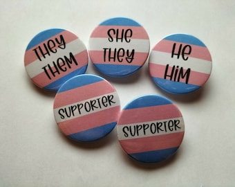 Insignias con pronombres trans: pin, llavero, imán o espejo de apoyo a la bandera del orgullo