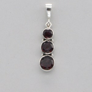 Sterling Silver - Facetted Triple Garnet Pendant - 925 Sterling Silver - Pendantif Grenat en argent sterling