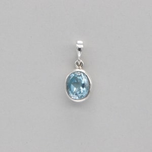 Sterling Silver - Facetted Oval Blue Topaz Pendant - 925 Sterling Silver - Pendentif Topaze bleue ovale en Argent sterling