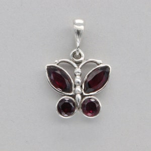 Sterling Silver - Facetted Butterfly Garnet Pendant - 925 Sterling Silver - Pendantif Grenat en argent sterling