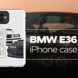 Op de afbeelding: Witte iPhone-hoes met een zwarte rand met een lijntekening van twee BMW E36-auto's. De tekst "E36" is verticaal aan de linkerkant van de hoes gedrukt. De tekst "BMW E36 iPhone case" is in wit op een zwarte achtergrond gedrukt.
