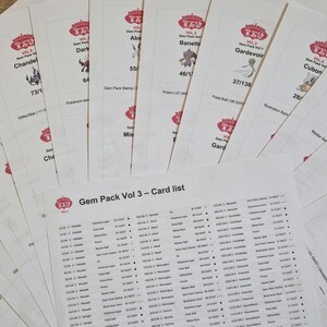 Pode incluir: Uma cole&ccedil;&atilde;o de folhas de cart&atilde;o brancas com texto e ilustra&ccedil;&otilde;es em vermelho e preto. Os cart&otilde;es est&atilde;o em leque, exibindo v&aacute;rias imagens e texto, incluindo as palavras "Gem Pack Vol 3 - Card list". Os cart&otilde;es apresentam uma variedade de designs e informa&ccedil;&otilde;es.